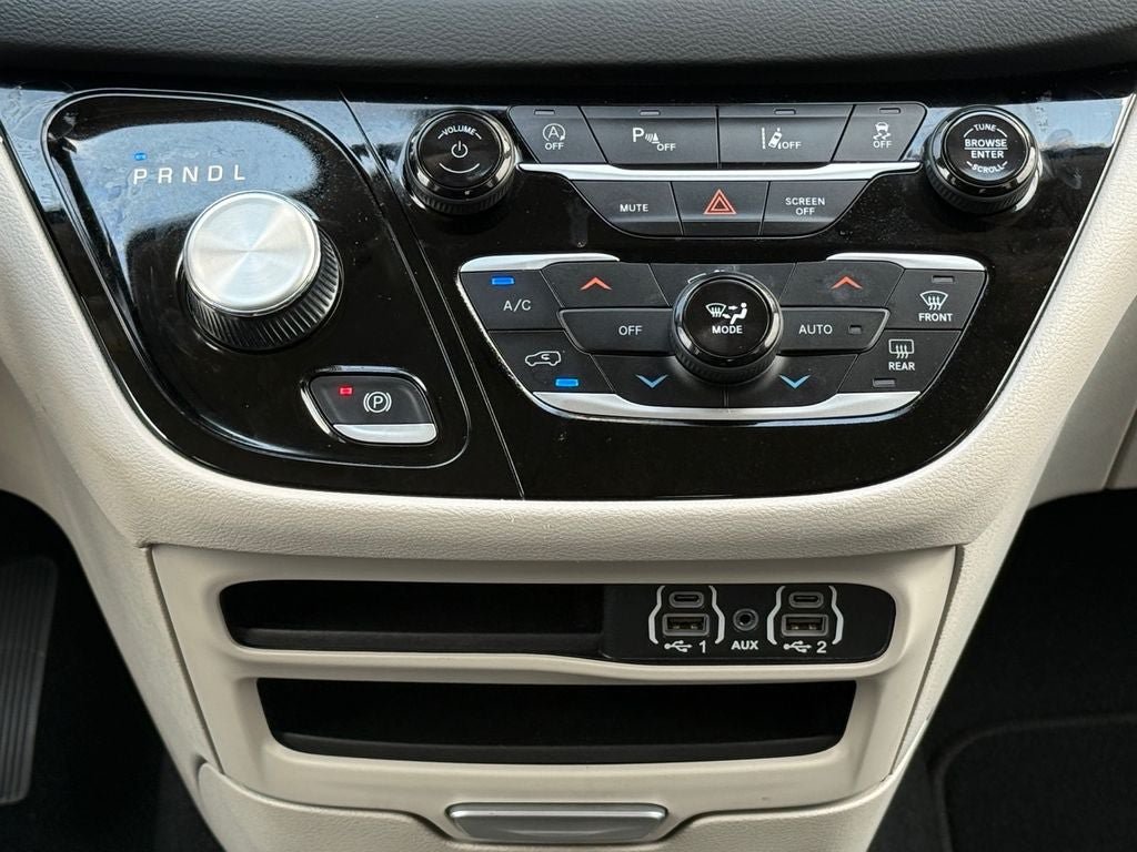 Used 2024 Chrysler Pacifica Touring-L FWD image 26
