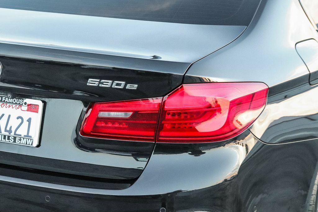Used 2020 BMW 530e w/ M Sport Package RWD image 10