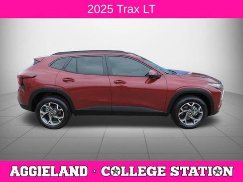 Certified 2025 Chevrolet Trax LT w/ LT Convenience Package image 2