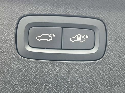 Used 2022 Volvo XC90 T6 Momentum w/ Climate Package image 13