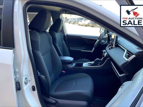 Used 2024 Toyota RAV4 LE AWD/4WD image 7