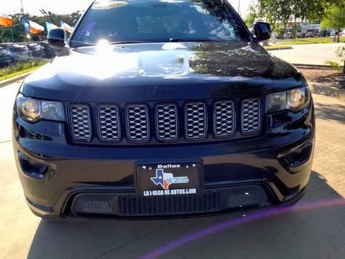 Used 2018 Jeep Grand Cherokee Altitude image 2