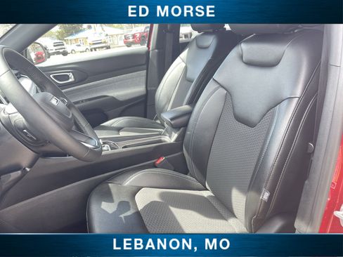 Used 2025 Jeep Compass Latitude w/ Sun & Sound Group AWD/4WD image 18