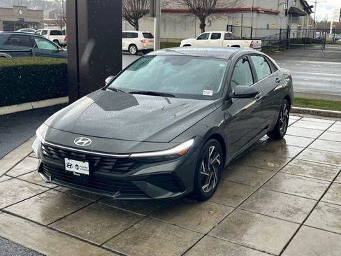 Certified 2025 Hyundai Elantra SEL image 3