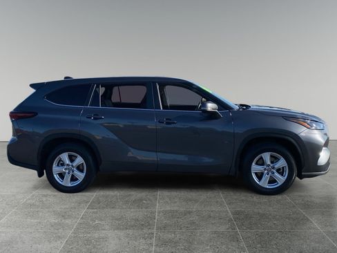Used 2024 Toyota Highlander LE AWD/4WD image 6