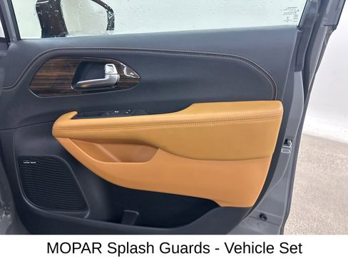 Used 2023 Chrysler Pacifica Pinnacle w/ Trailer Tow Group image 20