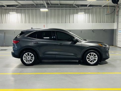 Used 2020 Ford Escape SE image 19