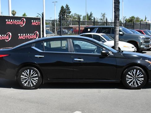 Used 2024 Nissan Altima 2.5 SV FWD image 9