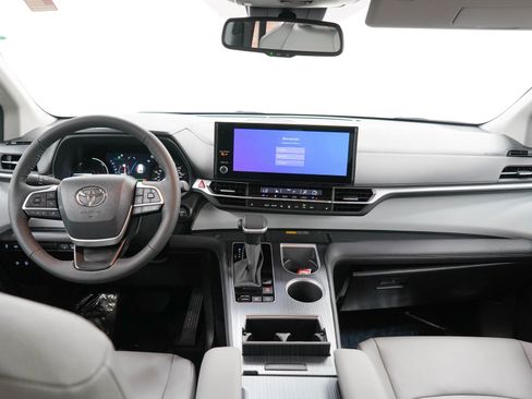 Used 2026 Toyota Sienna XLE FWD image 17