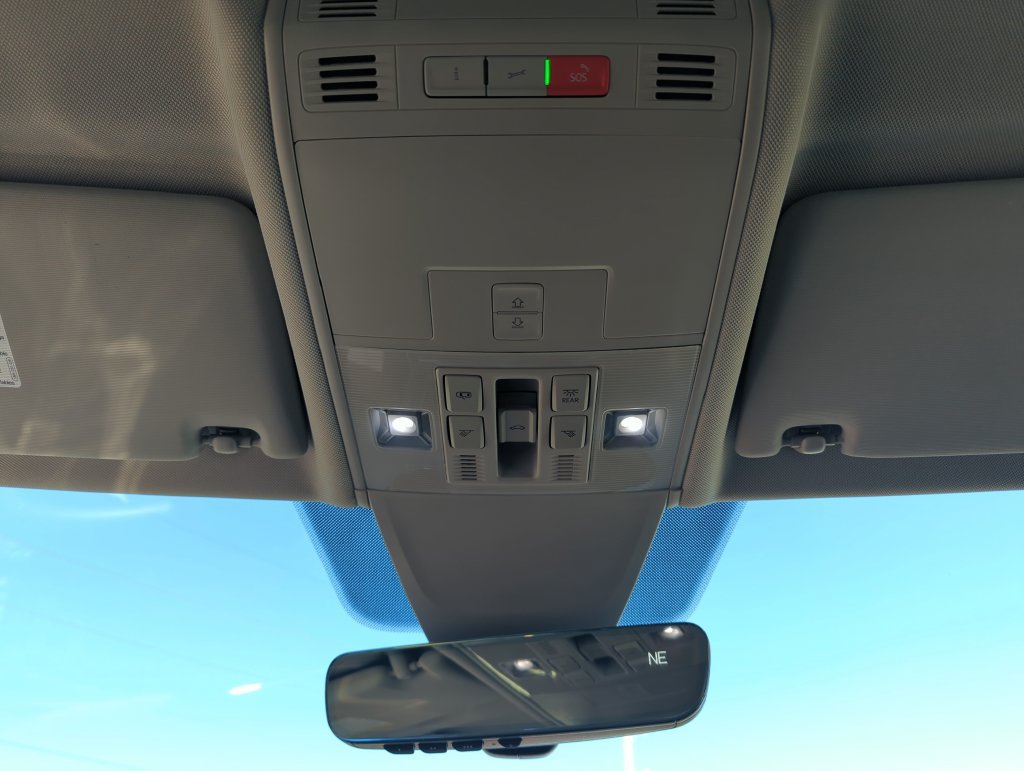 Used 2023 Volkswagen Tiguan SE w/ Panoramic Sunroof Package FWD image 25