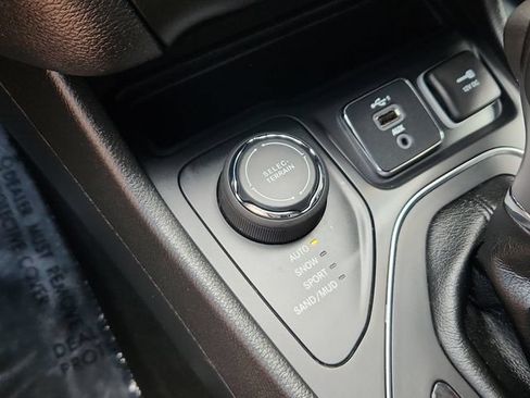 Used 2019 Jeep Cherokee Latitude Plus w/ Cold Weather Group AWD/4WD image 44