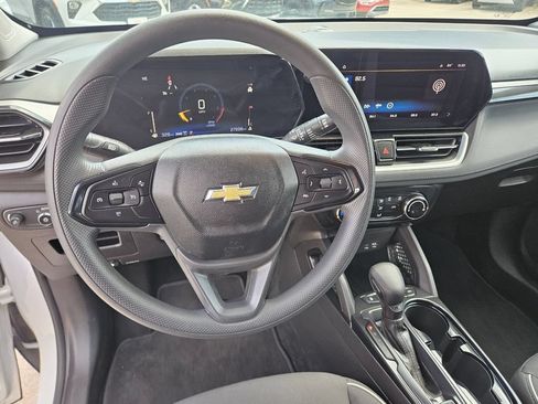 Used 2025 Chevrolet TrailBlazer LT AWD/4WD image 17