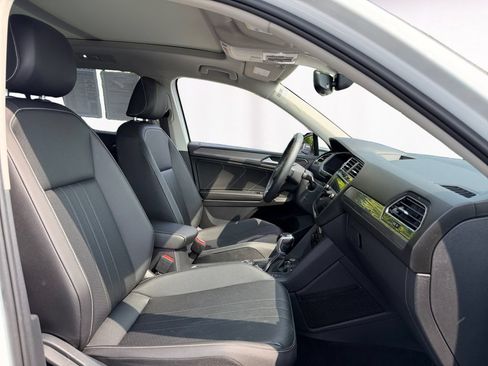 Used 2022 Volkswagen Tiguan SE w/ Panoramic Sunroof Package AWD/4WD image 15