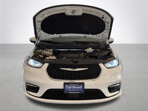 Used 2023 Chrysler Pacifica Touring-L FWD image 4