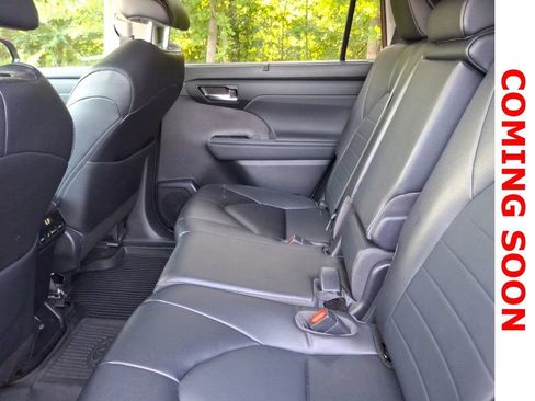 Used 2023 Toyota Highlander XLE AWD/4WD image 11