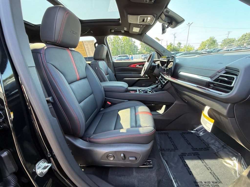 Used 2025 Chevrolet Traverse RS FWD image 28