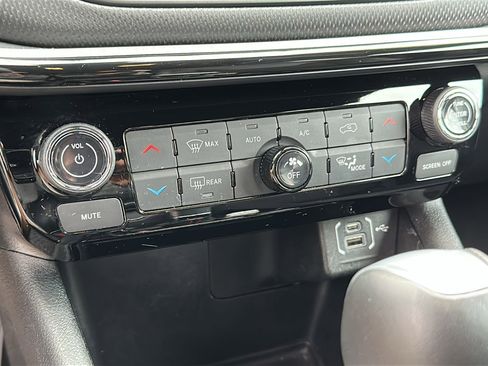 Used 2024 Jeep Compass Trailhawk image 19