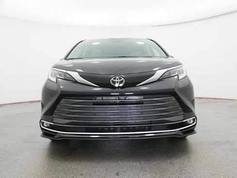 New 2026 Toyota Sienna Limited image 7