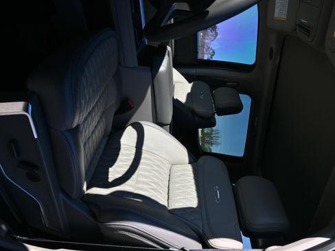 Used 2025 Ford F450 Platinum w/ Platinum Plus Package image 19