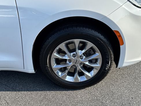 Used 2022 Chrysler Pacifica Touring-L image 11