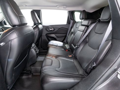 Used 2019 Jeep Cherokee Limited FWD image 31