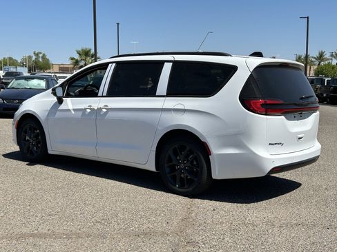 New 2026 Chrysler Pacifica Select w/ S Appearance Package FWD image 3