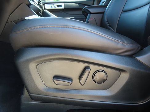 Used 2024 Ford Explorer XLT w/ Equipment Group 202A AWD/4WD image 8