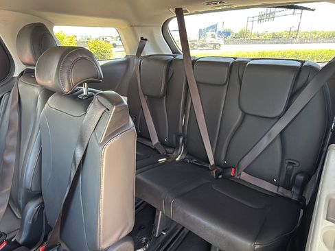 Used 2024 Kia Carnival LX image 17