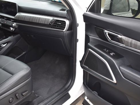 Used 2025 Kia Telluride EX w/ EX Captain's Chair Package FWD image 15