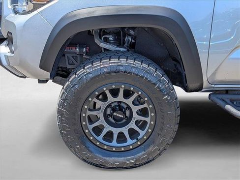 Used 2022 Toyota Tacoma TRD Off-Road w/ TRD Premium Off Road Package AWD/4WD image 24