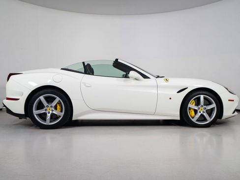 Used 2017 Ferrari California T RWD image 29