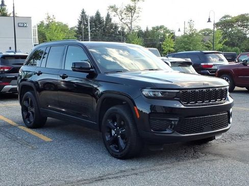 Used 2025 Jeep Grand Cherokee Altitude AWD/4WD image 4