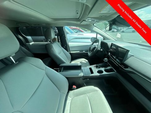 Used 2026 Toyota Sienna XLE FWD image 4