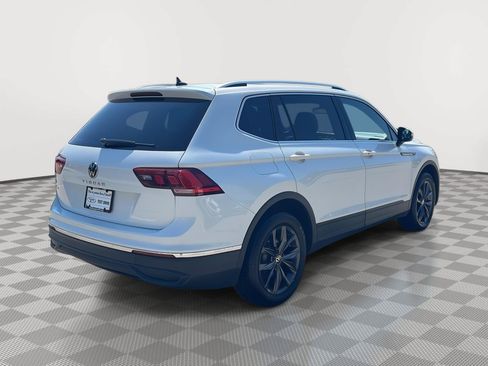 Used 2023 Volkswagen Tiguan SE w/ Panoramic Sunroof Package FWD image 5