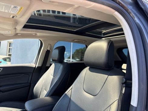Used 2017 Ford Edge Titanium w/ Equipment Group 301A FWD image 15