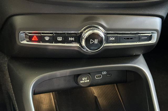 Certified 2026 Volvo XC40 B5 Plus AWD/4WD image 22