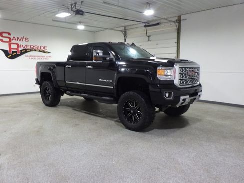 Used 2019 GMC Sierra 2500 Denali w/ Duramax Plus Package AWD/4WD image 5