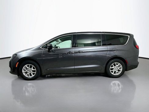 Used 2023 Chrysler Voyager LX FWD image 4
