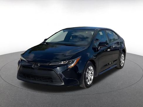 Used 2025 Toyota Corolla LE image 4