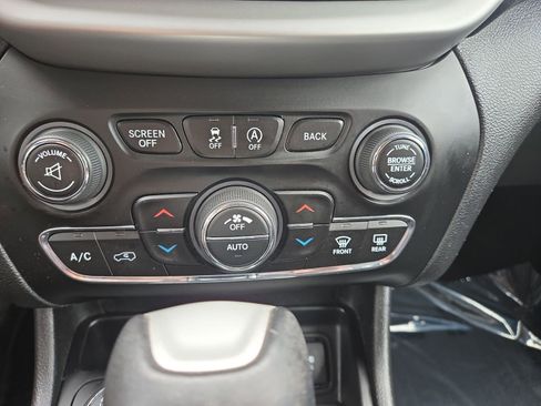 Used 2017 Jeep Cherokee Trailhawk image 19