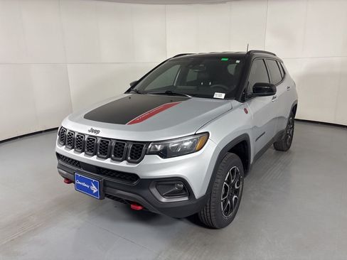 Used 2025 Jeep Compass Trailhawk AWD/4WD image 4