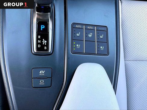 Certified 2025 Lexus UX 300h FWD w/ Accessory Package (Z1) image 33