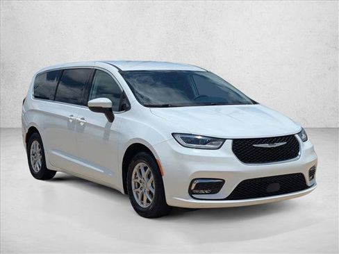 Used 2023 Chrysler Pacifica Touring-L FWD image 3