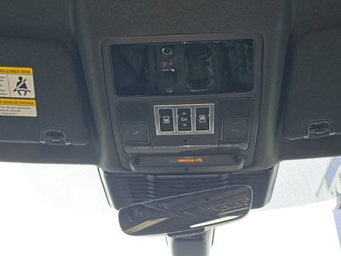 Certified 2025 Land Rover Discovery Dynamic SE image 24