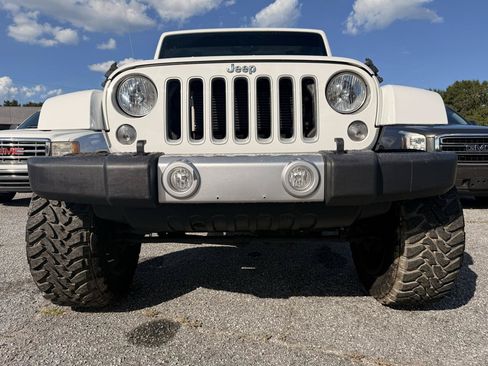 Used 2018 Jeep Wrangler Sahara w/ Dual Top Group AWD/4WD image 9