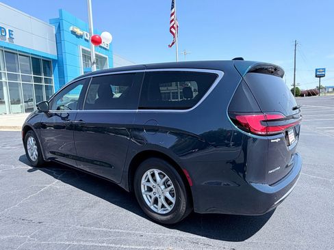 Used 2025 Chrysler Pacifica Select FWD image 7
