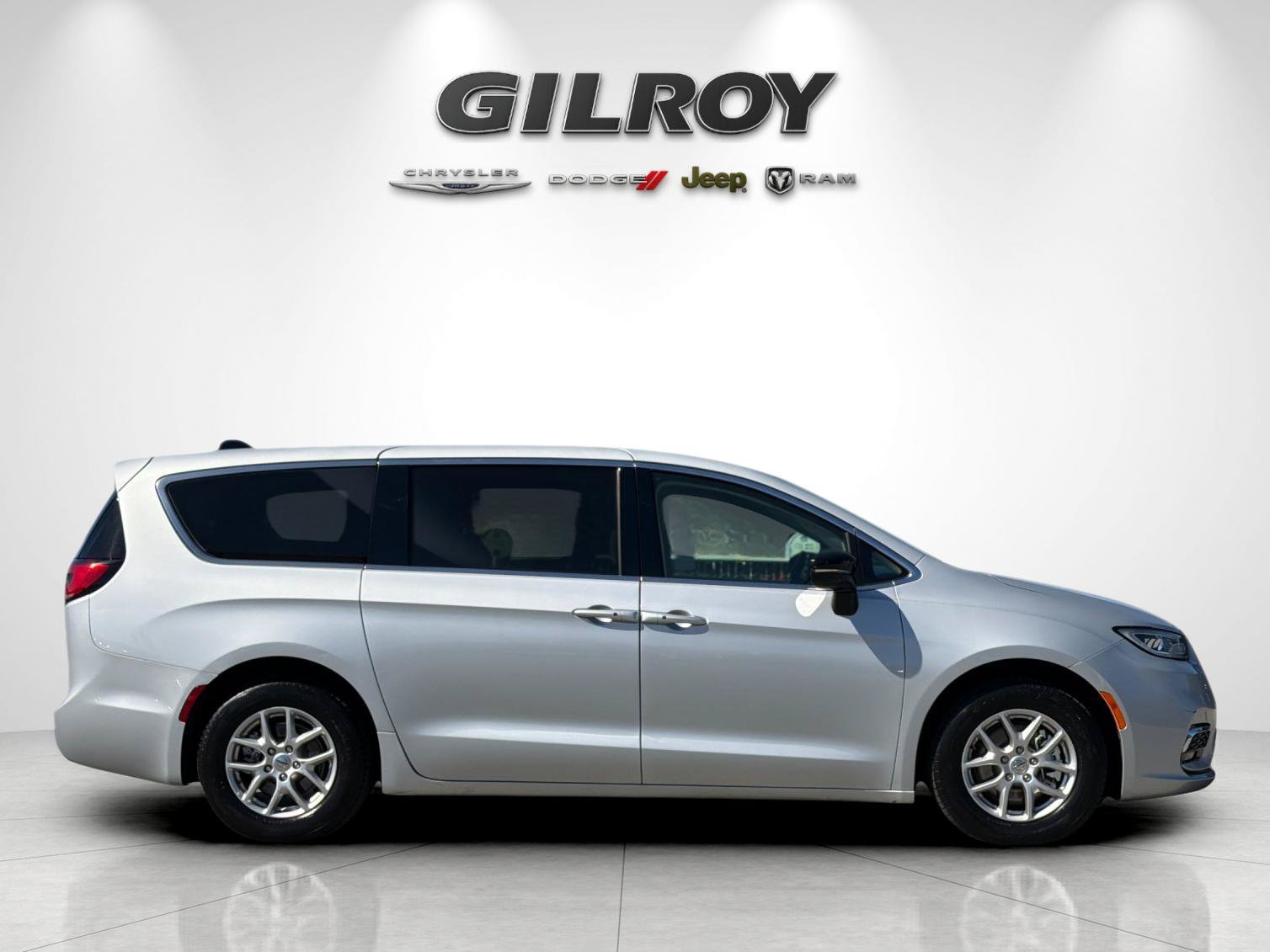 Used 2024 Chrysler Pacifica Touring-L FWD image 3