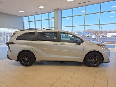 Used 2024 Toyota Sienna XSE w/ XSE Plus Package image 6