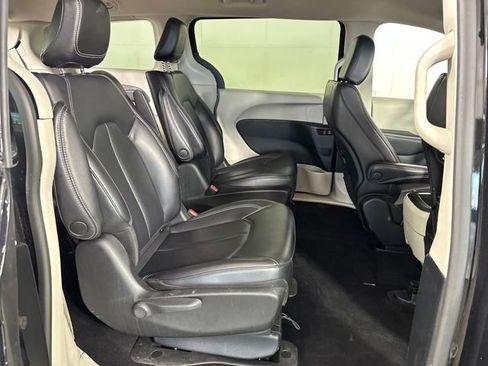 Used 2023 Chrysler Pacifica Touring-L image 27