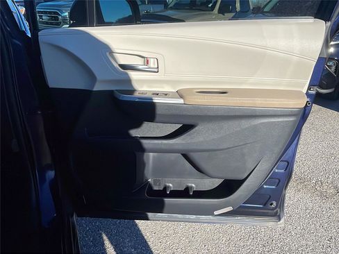 Used 2021 Toyota Sienna Limited image 13